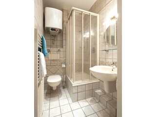 Das Badezimmer mit Dusche