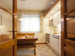 Die geräumige Küche mit Esstisch