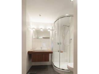 Das Badezimmer mit Dusche