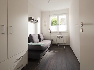 Das Schlafsofa, Kinderstuhl und Kleiderschrank