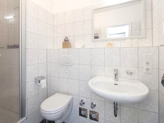 Das Badezimmer mit Dusche
