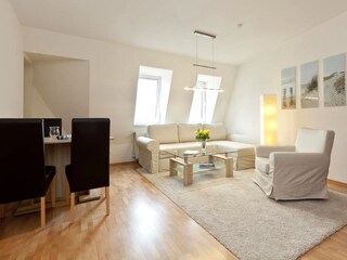 Blick in das Wohnzimmer mit Essbereich