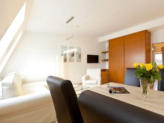 Blick in die Ecke des Wohnzimmer mit Esstisch