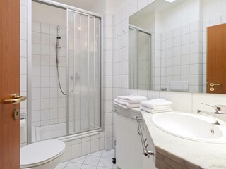 Das Badezimmer mit Dusche
