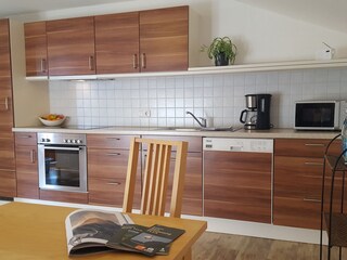 Küche mit großem Tisch