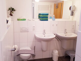 Bad mit Doppelwaschbecken