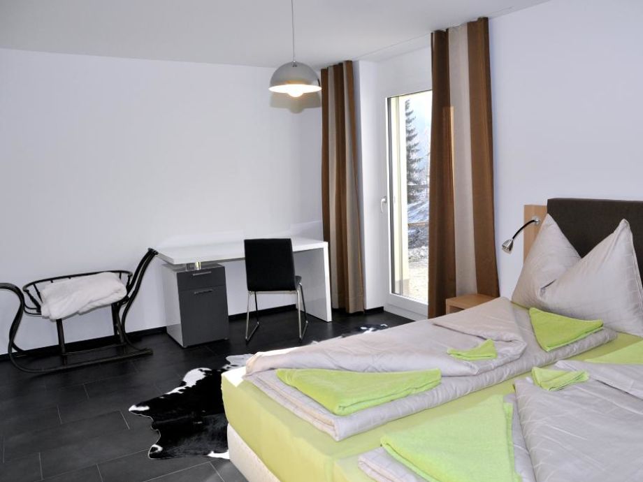 Ferienwohnung la perla a1, engadin, scuol firma afida sa herr ... Arbeitsplatz im schlafzimmer