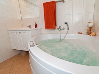 Großes Badezimmer mit Whirlpool