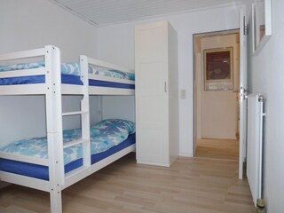 Das zweite Schlafzimmer mit drei Betten