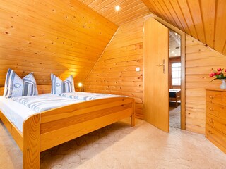 Schlafzimmer 2 hat eine Tür.