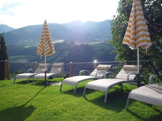 Unsere Liegewiese am Badeteich mit herrlicher Aussicht
