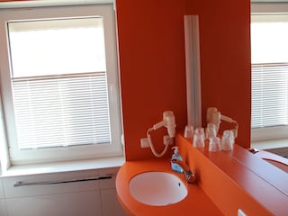 Das Badezimmer hat alles, was man braucht
