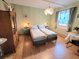 2. Schlafzimmer mit zwei Einzel-Boxspringbetten