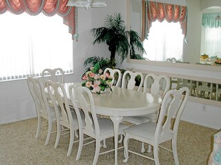 dining room (with exten. table + 8 chairs)