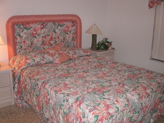 2.Schlafzimmer (queen-size Bett)