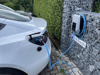 Private Wallbox auf dem Parkplatz