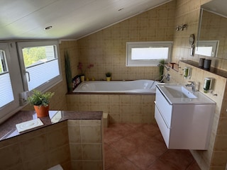 Badezimmer mit Badewanne & Dusche