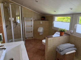 Badezimmer mit Badewanne & Dusche