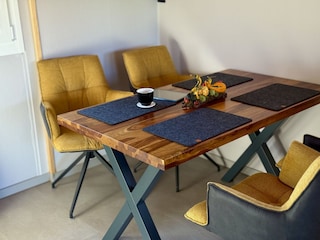 Esstisch mit Drehstühlen