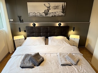 Schlafzimmer mit Boxspringbett