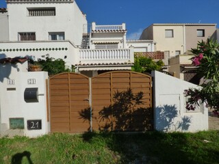 Blick von der Straße auf das Haus