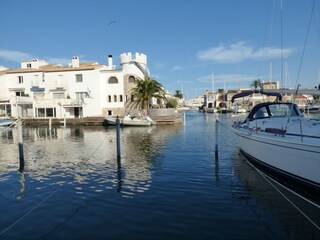 Blick von der Terrasse auf den Hafen Port Rhodas