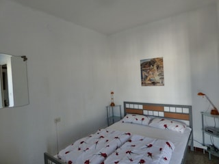 Schlafzimmer mit franz. Bett und Klimaanlage zum Hafen