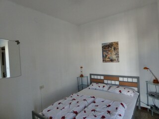 Schlafzimmer mit franz. Bett zum Hafen