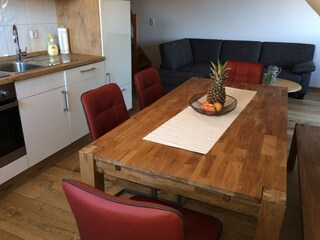 Gemütlicher Eßtisch mit Lederstühlen
