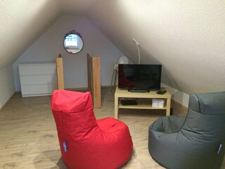 Sitzsäcke, 32-Zoll-Bildschirm und DVD-Player