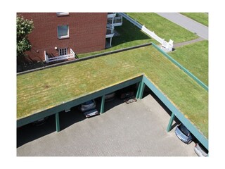 Kostenloser Parkplatz auf dem überdachten Parkdeck
