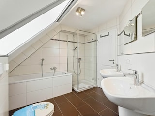 Bad mit Dusche, WC und Badewanne