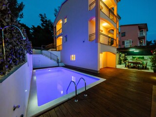 Haus und Pool bei Nacht