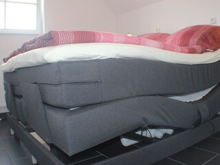 ...Kleiderschrank ausgestattet.