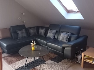 großes Wohnzimmer mit Balkon