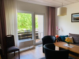 Wohnzimmer mit Blick zum Balkon