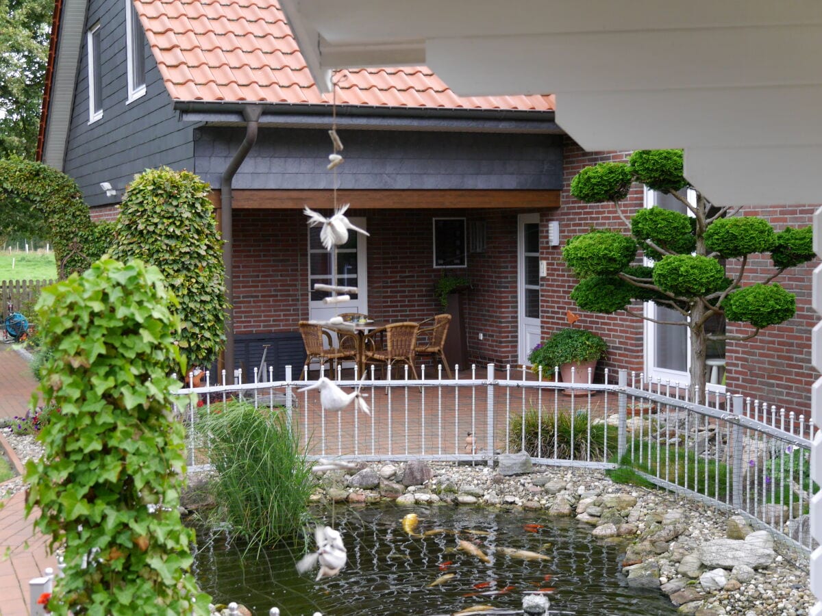 Überdachte Terrasse vor der Ferienwohnung.