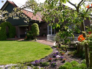 Blick auf Gartenteich und Terrasse.