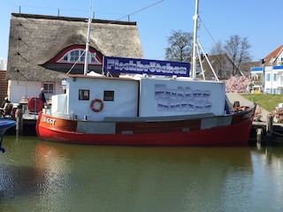 Futterkutter im Boddenhafen