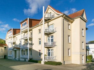 Der Hof im Süden mit Parkplätzen.