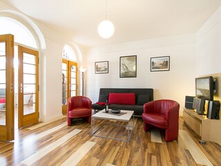 Das große Wohnzimmer mit Austritt zur Veranda.