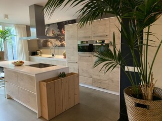 Open kitchen with an (steam) oven and a microwave/oven.