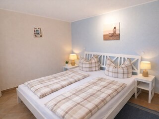 Schlafzimmer mit Rolladen und Insektenschutzgitter