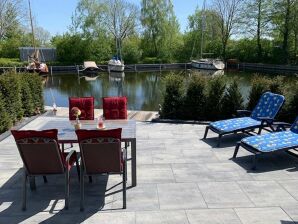 Holiday house In Lemmer with boat and 11m jetty - Lemmer - image1