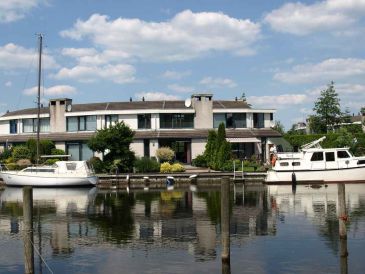 Ferienhaus in Lemmer mit Boot und 11m Steganlage