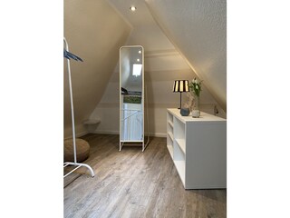 der gebehbare Kleiderschrank im Dachboden