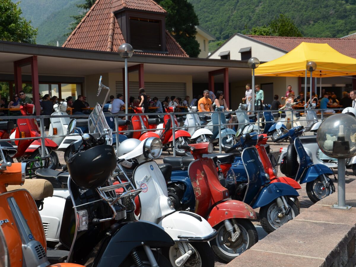 Jährliches Vespa Treffen in Algund