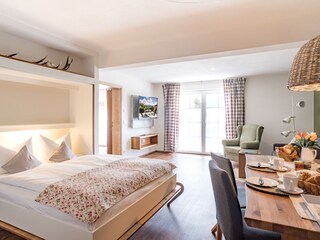 Wohnzimmer mit Schrankbett