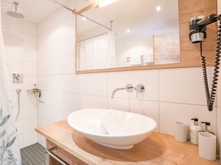 1 von 2 Badezimmer
