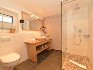 1 von 2 Badezimmer